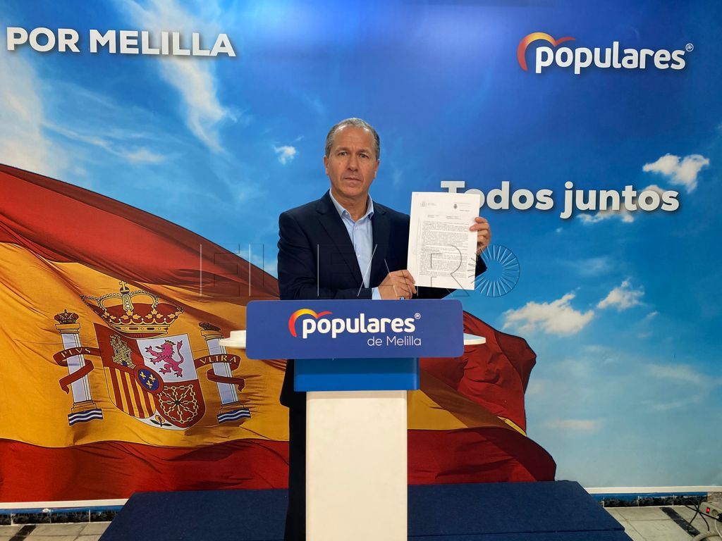 Miguel Marín muestra la denuncia interpuesta El PP de Melilla denuncia el 'Caso de la Paella' ante la Policía Nacional