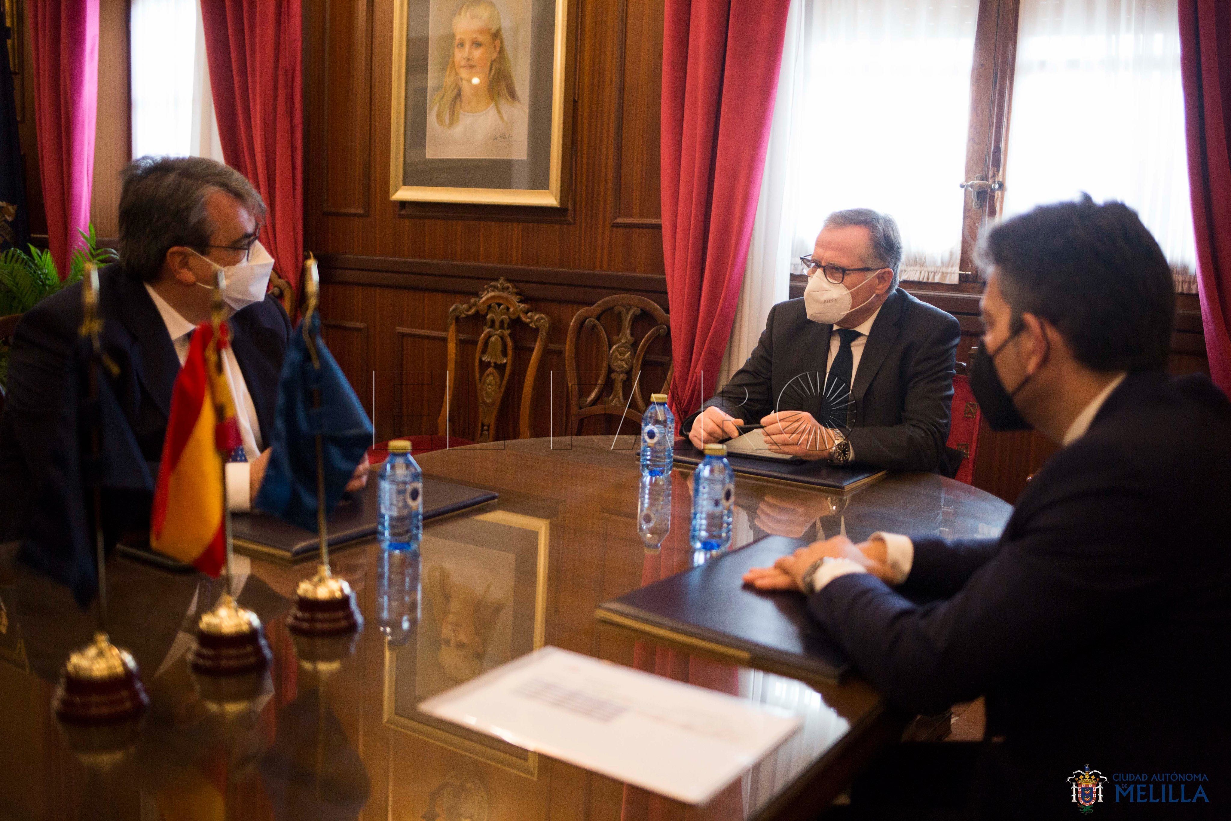 Reunión con Trasmediterránea De Castro se reúne con los directivos de Trasmediterránea con el fin de garantizar "los precios asequibles"