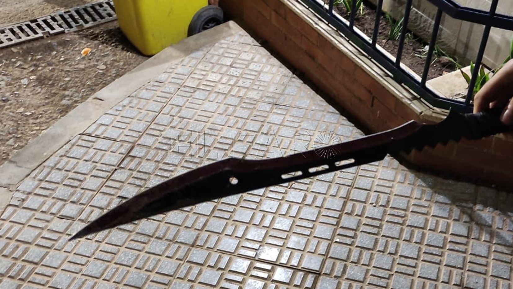 cuchillo Denuncian que menores provocan peleas y lanzan piedras contra el CETI y usuarios