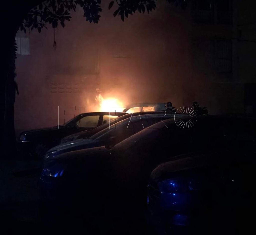 Los Bomberos extinguen el incendio de una furgoneta en Las Palmeras