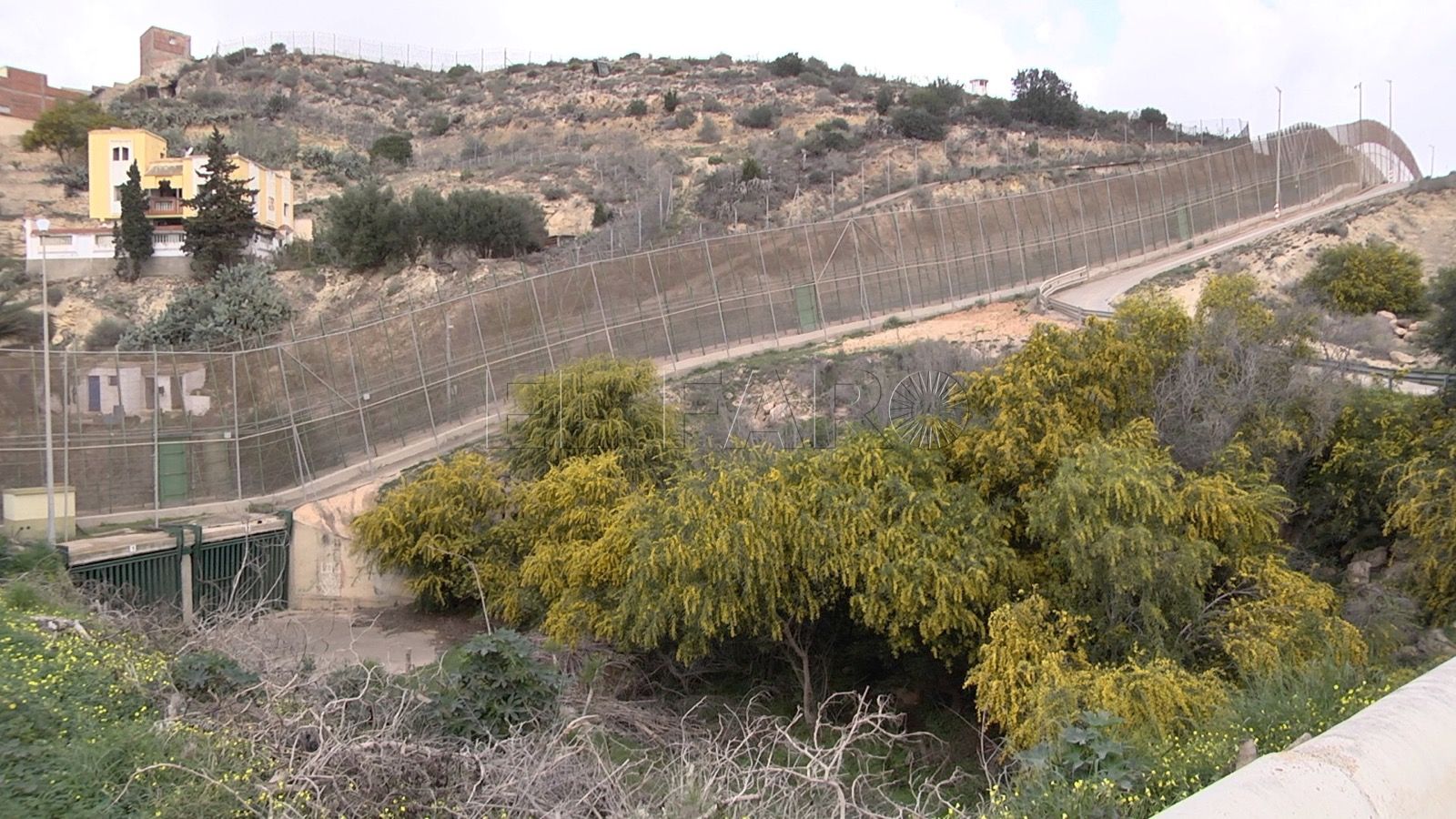 valla rio nano Las llegadas irregulares por tierra a Melilla descienden un 58,8%