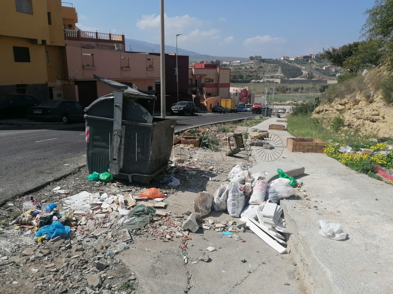 Basura Podemos denuncia el abandono de la zona de la carretera de Vía Láctea