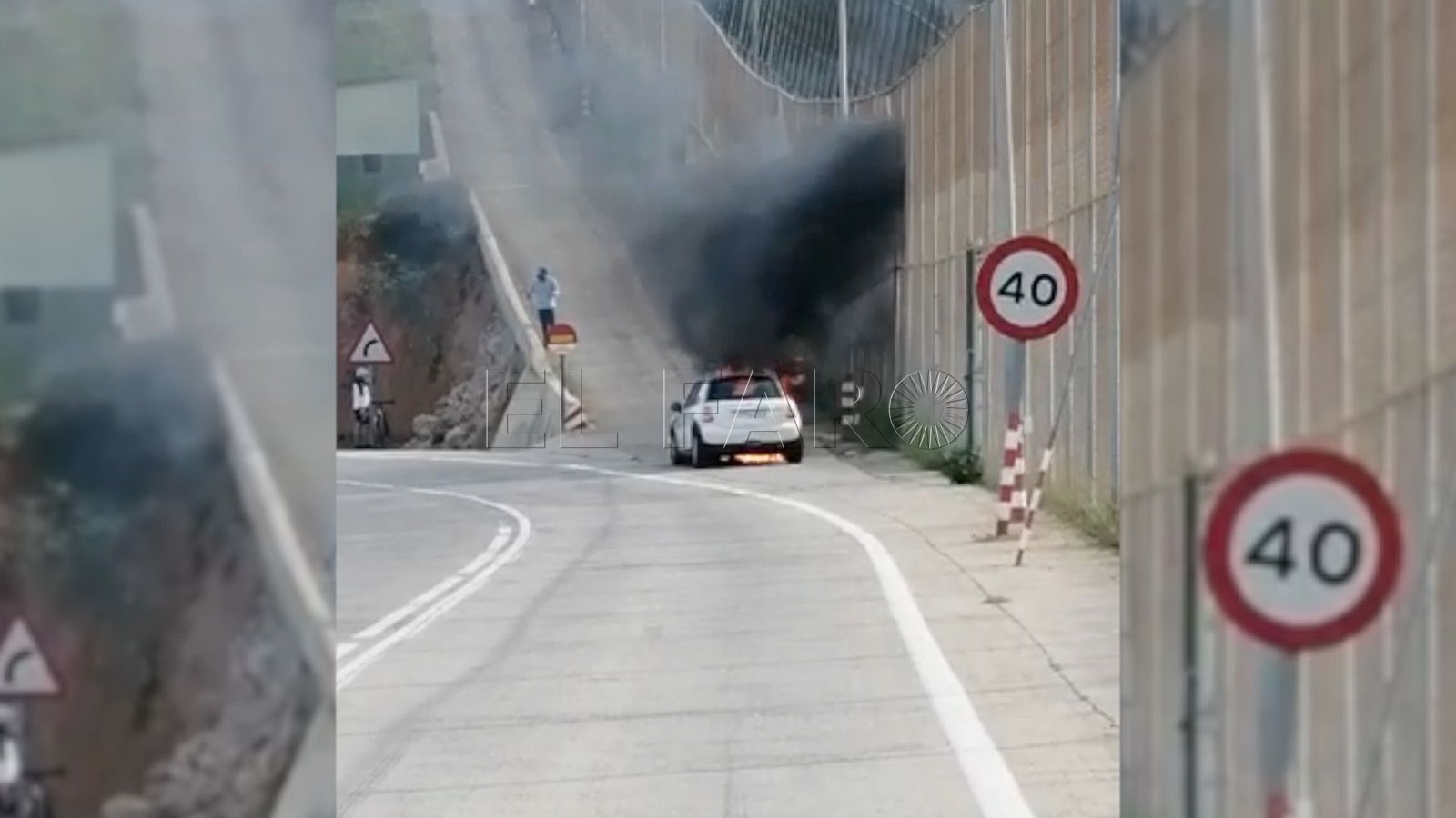 Incendio Un coche se incendia junto a la valla de Melilla
