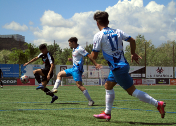 Naranjo disputa el balón con un jugador melillense El Melilla CD viaja al campo del líder de su grupo, el Real Jaén