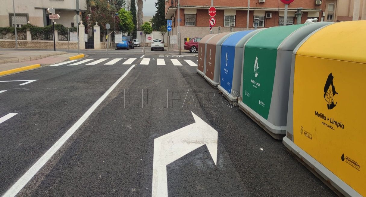 Los contenedores de basura impiden a los conductores la visibilidad en las inmediaciones del paso de peatones.