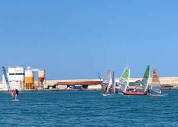 entrenamiento flota RCMM10 La flota de vela ligera del Real Club Marítimo sale a la bahía melillense