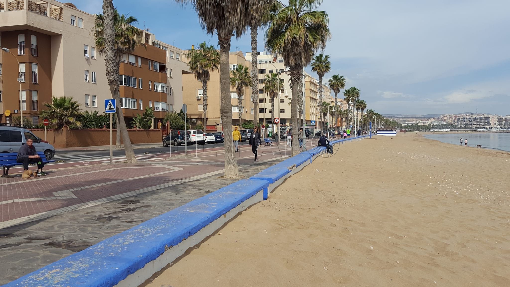 Sanidad propone usar la mascarilla en la playa solo para pasear y si no hay distancia
