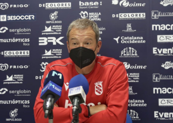 El técnico de la UD Melilla, en rueda de prensa.