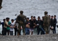 ceuta migración 2 Una riada de personas sigue llegando a Ceuta pese al blindaje de los militares