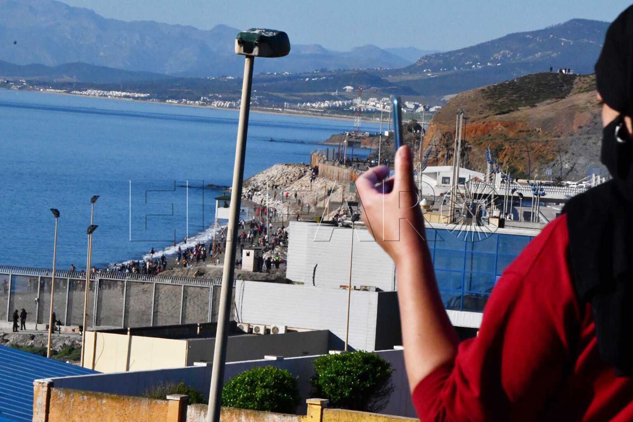 Giro radical de Marruecos: ya frena a los inmigrantes que quieren entrar en Ceuta