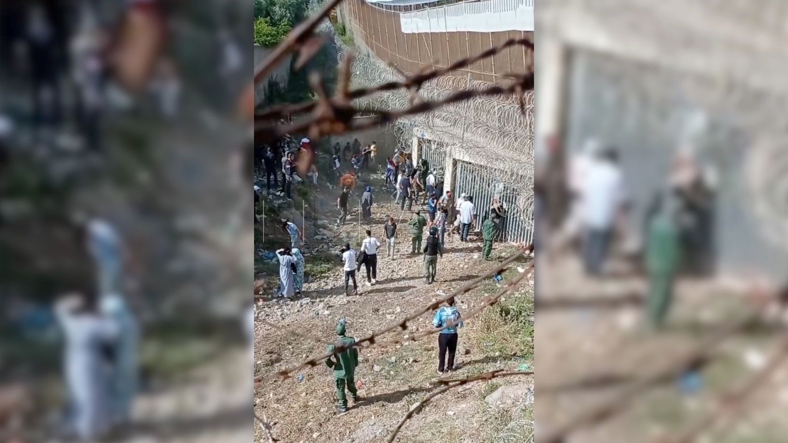 policía marroquí La pasividad de la policía marroquí ante la marea humana en la valla de Melilla