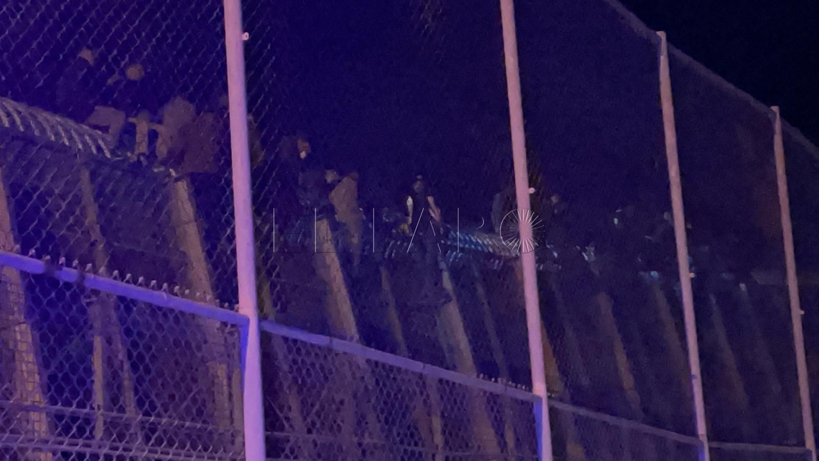 valla Unos 400 migrantes intentan entrar en Melilla lanzando piedras a la Guardia Civil