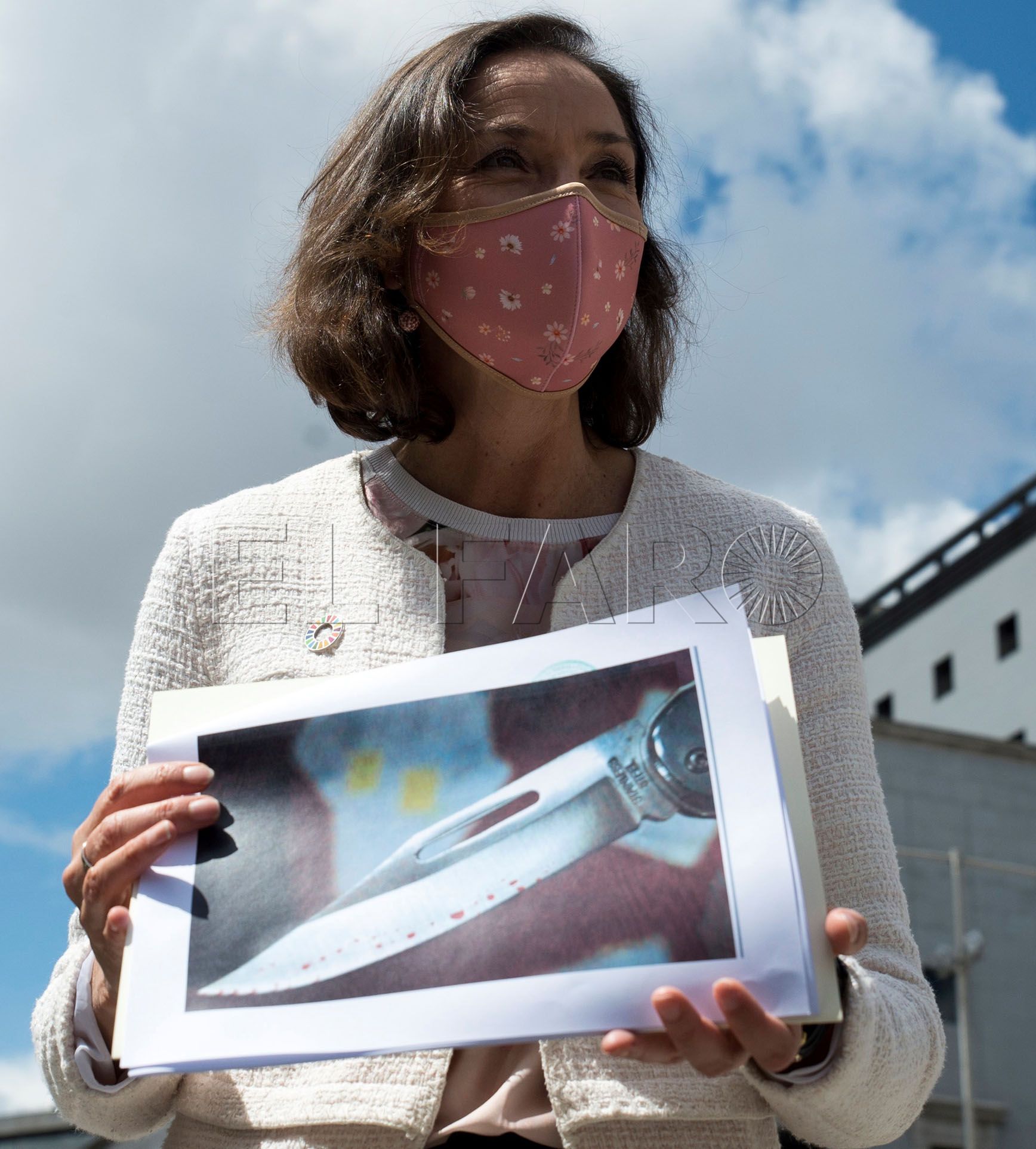 GRAF2712. MADRID, 26/04/2021.- La ministra de Industria y Comercio, Reyes Maroto, muestra una fotografía de la navaja ensangrentada que ha recibido dentro de un sobre esta mañana, a su salida del Congreso de los Diputados este lunes. Maroto ha informado de que ya ha interpuesto la denuncia contra el remitente de la carta y ha señalado que se van a adoptar las medidas oportunas para que esa persona dé su versión sobre el por qué de la misiva. EFE/Luca Piergiovanni