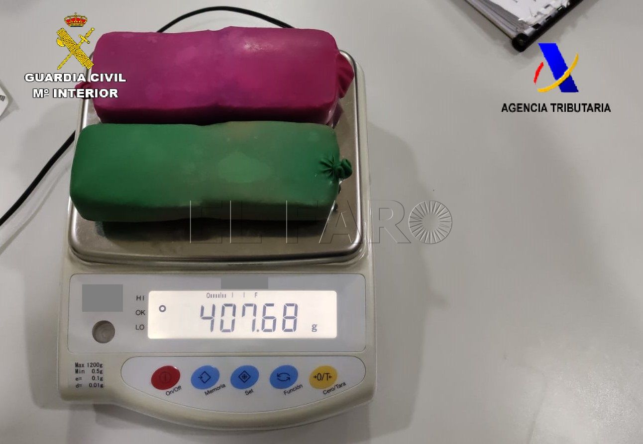 01 Pesaje droga intervenida La Guardia Civil detiene a un joven en el Puerto de Melilla por llevar 407 gramos de hachís