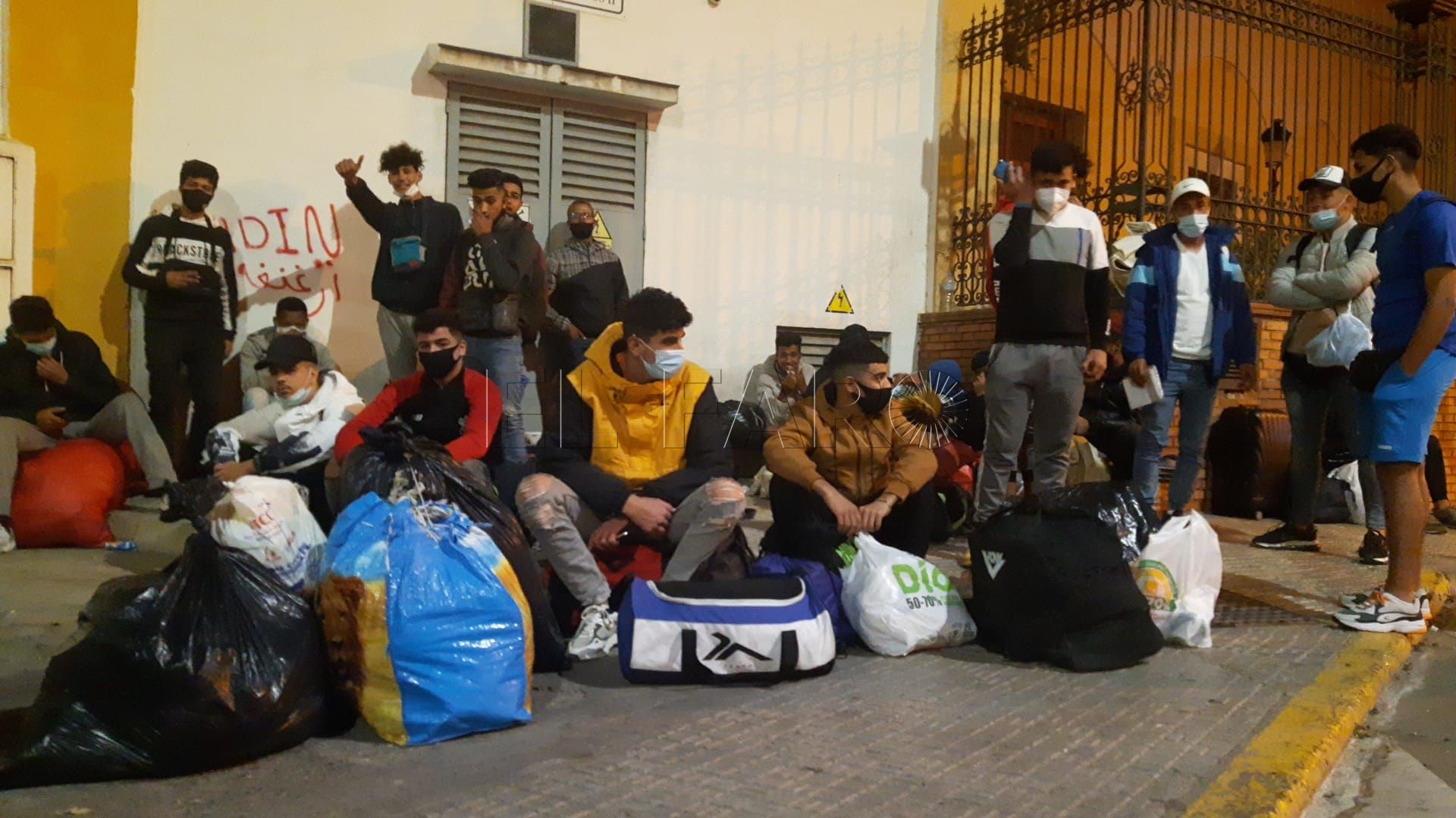 Los inmigrantes albergados en la plaza de toros de Melilla pasarán allí su última noche este domingo