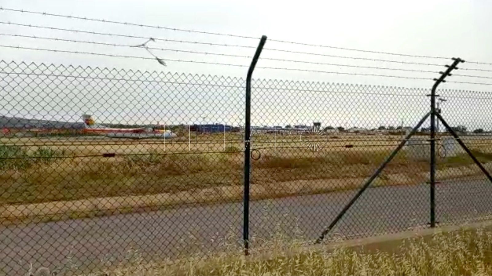 avión aeropuerto melilla Retrasos y cancelaciones de vuelos y barcos por la alerta naranja en Melilla