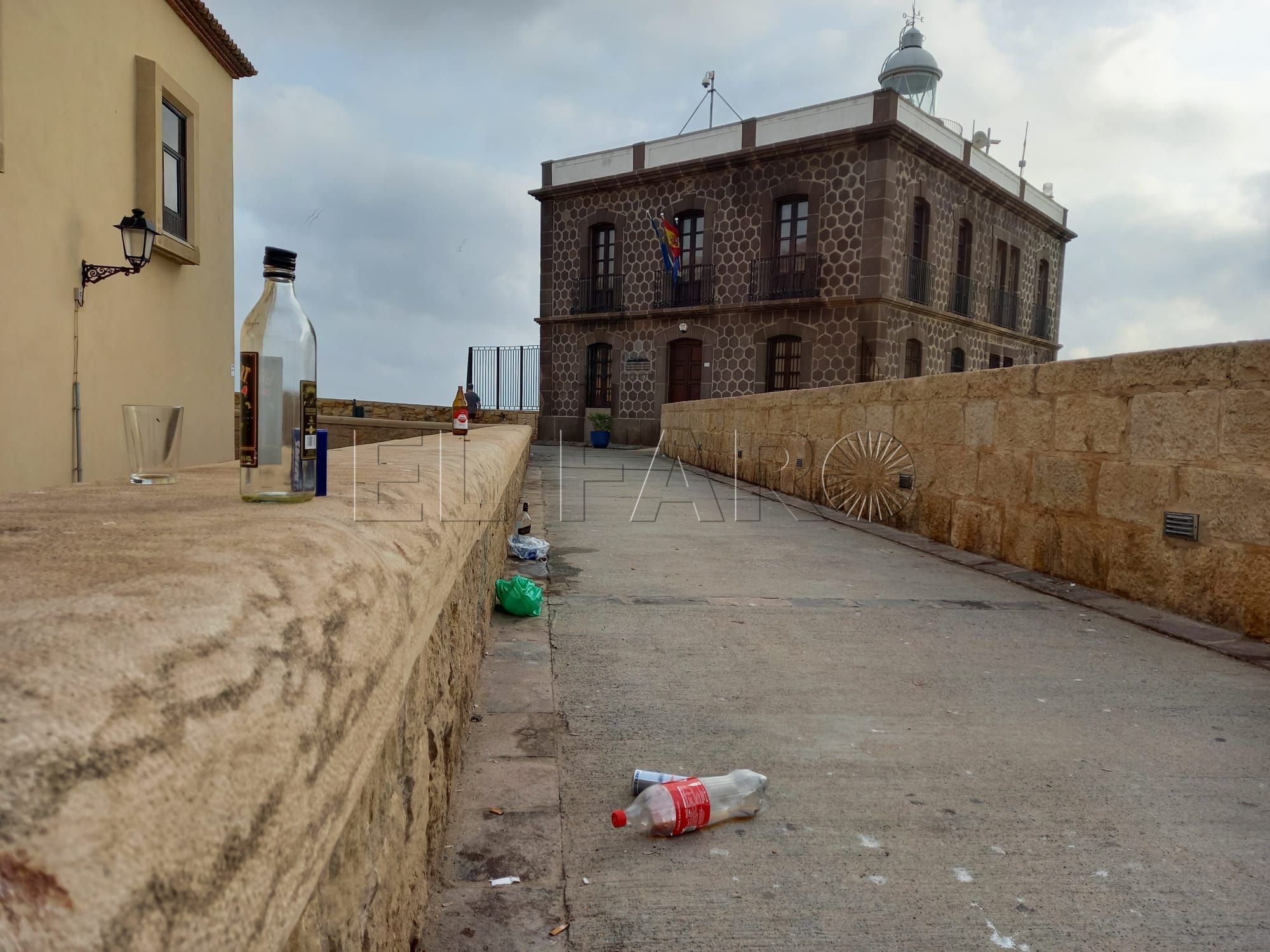 basura melilla la vieja14 ‘Incivismo monumental’: Vuelve la basura de los botijos a Melilla la Vieja