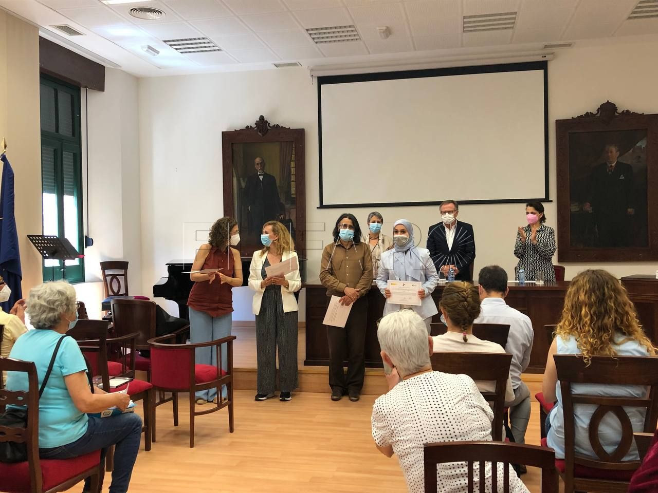 diplomas cursos 30 alumnos reciben el diploma del taller de 'Prestación de servicios a personas con dependencias asistenciales'