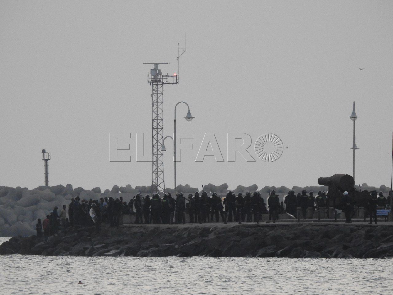 dique sur merche melilla Más de 150 personas intentan entrar a la carrera bordeando el Dique Sur