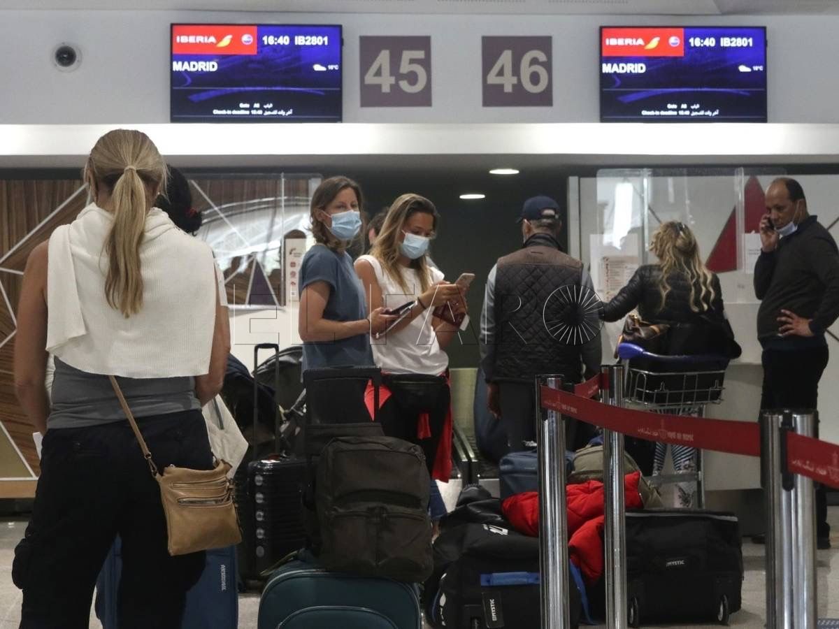 un barco y un avion repatrian a 1 150 espanoles atrapados en marruecos Marruecos exige un pase vacunal y PCR para los viajeros que entran en su territorio
