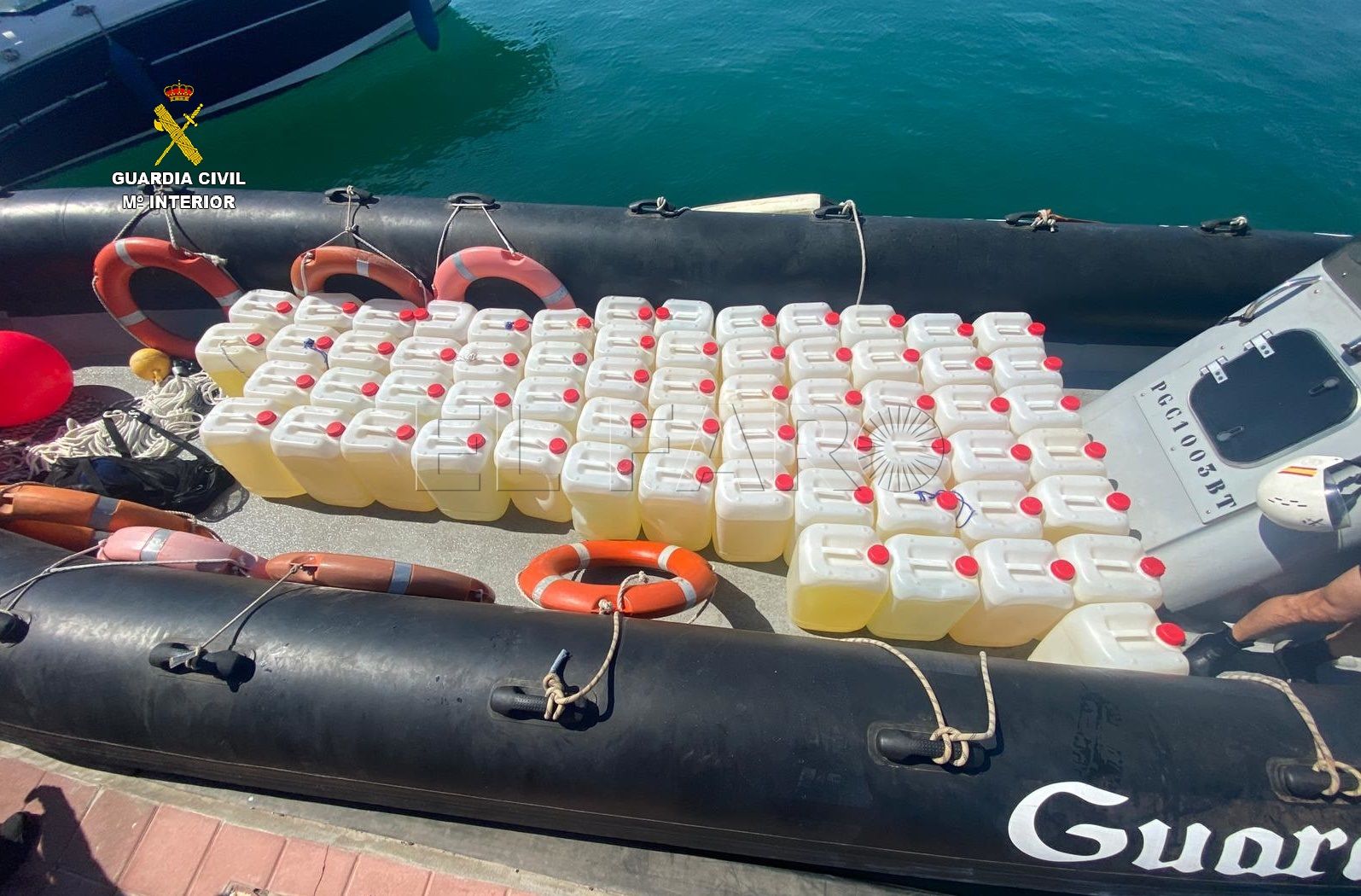 01 vista garrafas gasolina aprehendidas Decomisan una narcolancha en Alborán y 1.525 litros de combustible