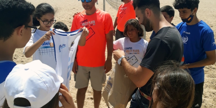El fuerte viento no impide a los participantes seguir disfrutando en el Campus