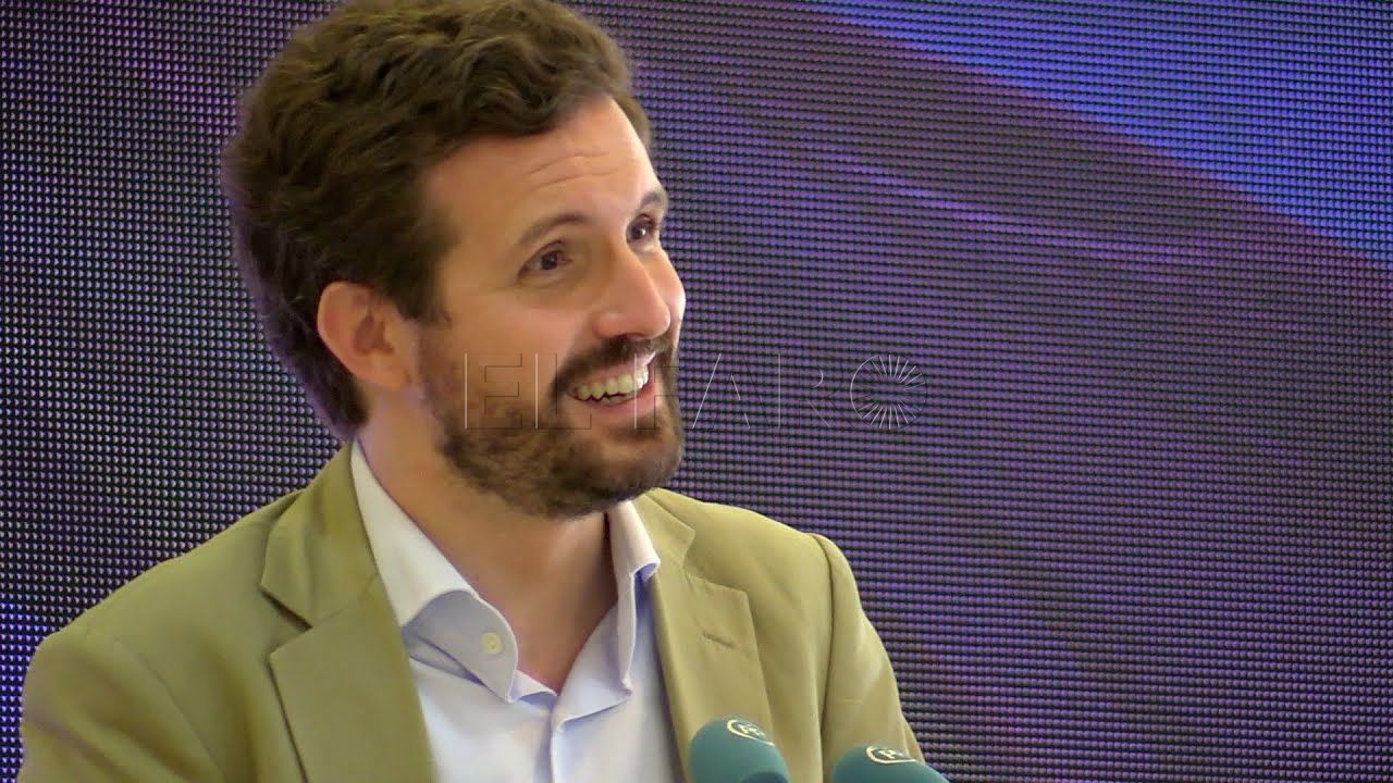 imbroda entrega el documento del plan estrategico a pablo casado que acordo en ceuta con vivas Imbroda entrega a Pablo Casado el documento del Plan Estratégico que acordó en Málaga con Vivas