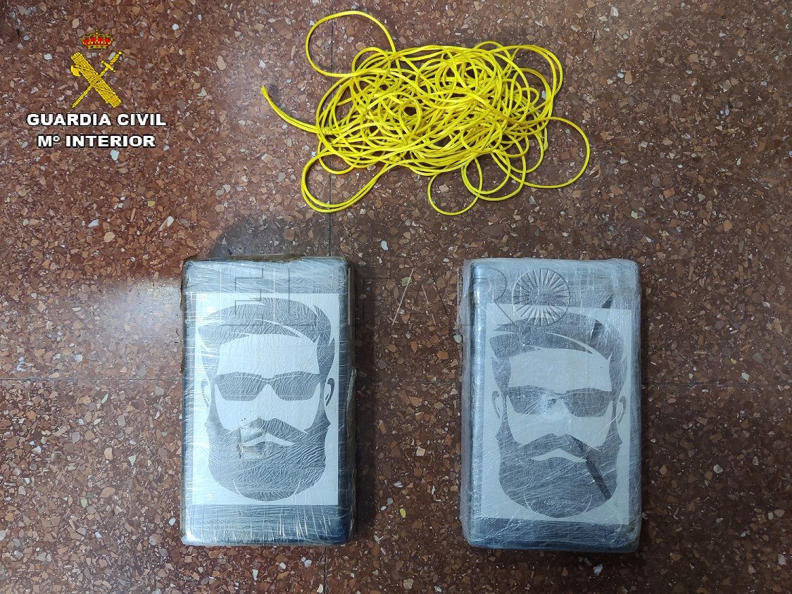 03 Tabletas intervenidas junto cordel utilizado para su introducción La Guardia Civil aprehende 5.000 gramos de hachís y 2,167 kilogramos de cocaína
