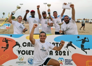 El equipo campeón celebró el triunfo conseguido en este Campeonato de Vóley de Melilla por equipos 4x4 mixtos.