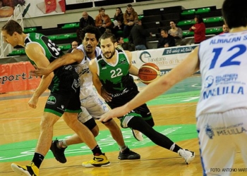 Niko Rakočevic en uno de los encuentros en que se ha enfrentado al Decano en la LEB Oro.