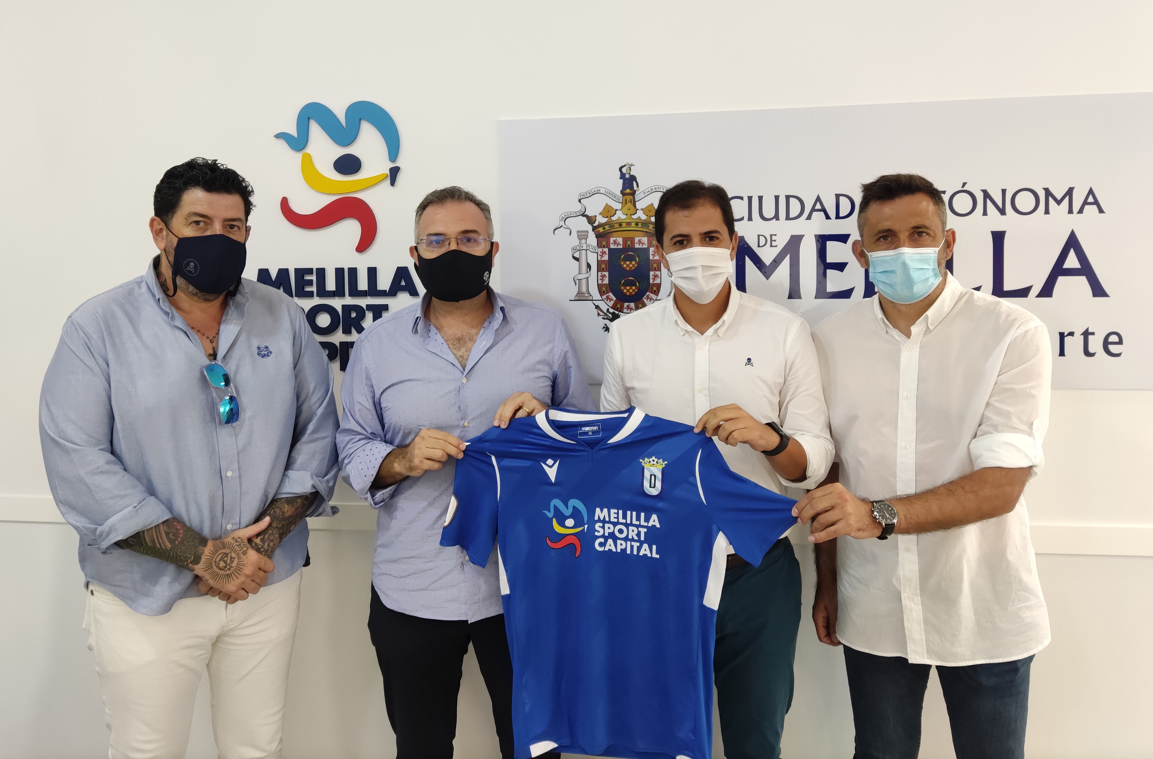 La U.D. Melilla presenta su primera equipación para la temporada 21/22