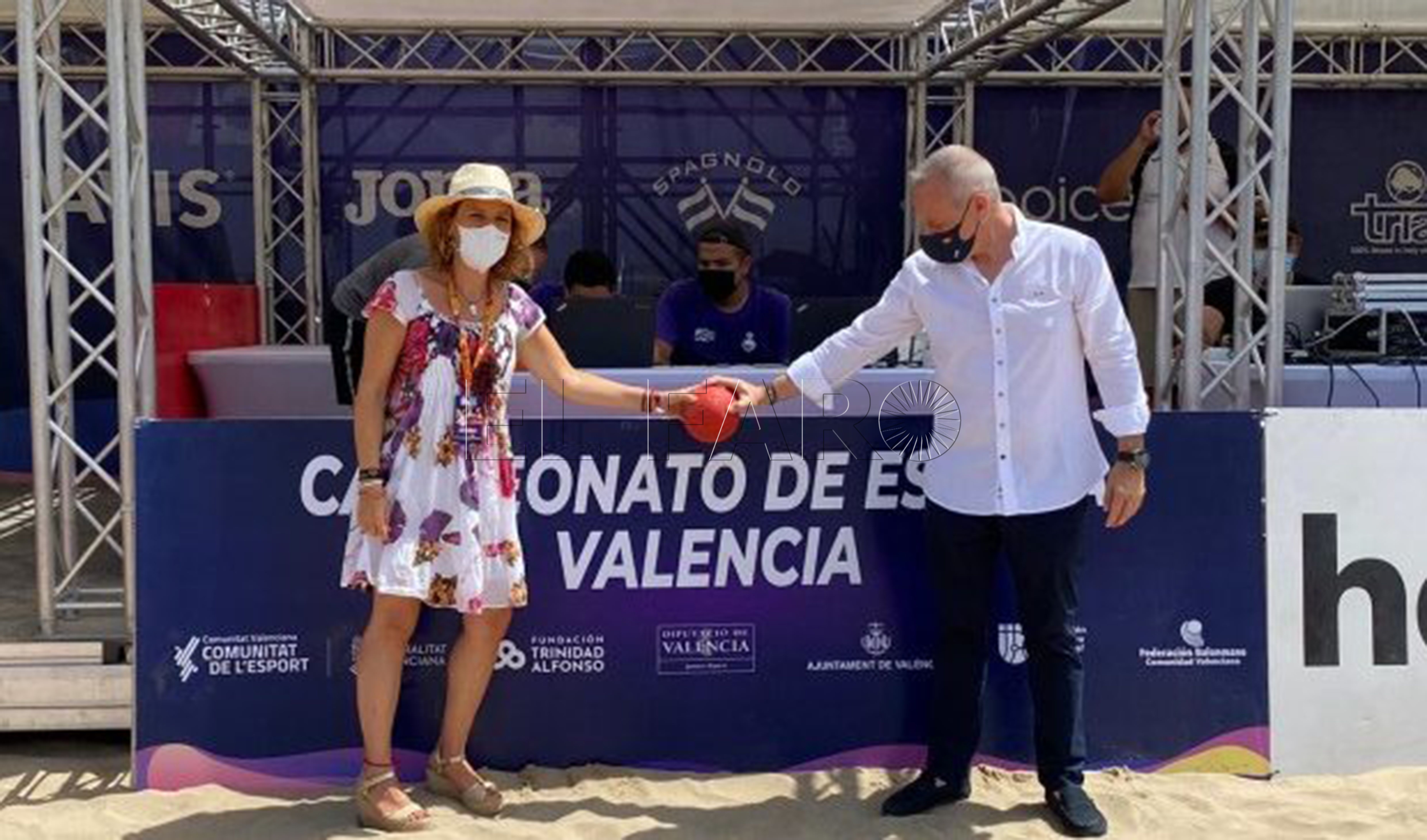 La concejala de Deportes, Pilar Bernabé,el presidente de la Federación de Balonmano de la Comunidad Valenciana, Pedro Fuertes, fueron los encargados de inaugurar el evento.