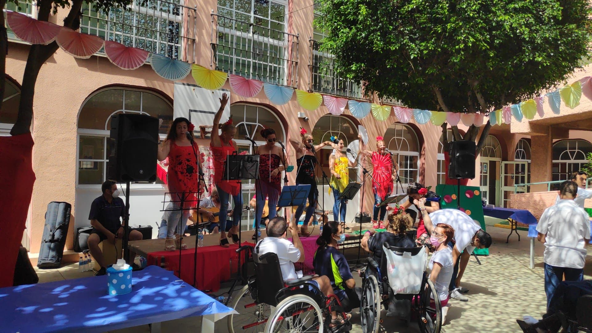 Flamenco en el Gámez Morón 12 La temporada de Feria da comienzo en la residencia Gámez Morón