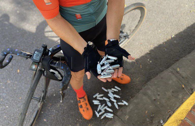 ciclistas gas risa Los ciclistas de Melilla alertan del peligro del uso del gas de la risa en conductores