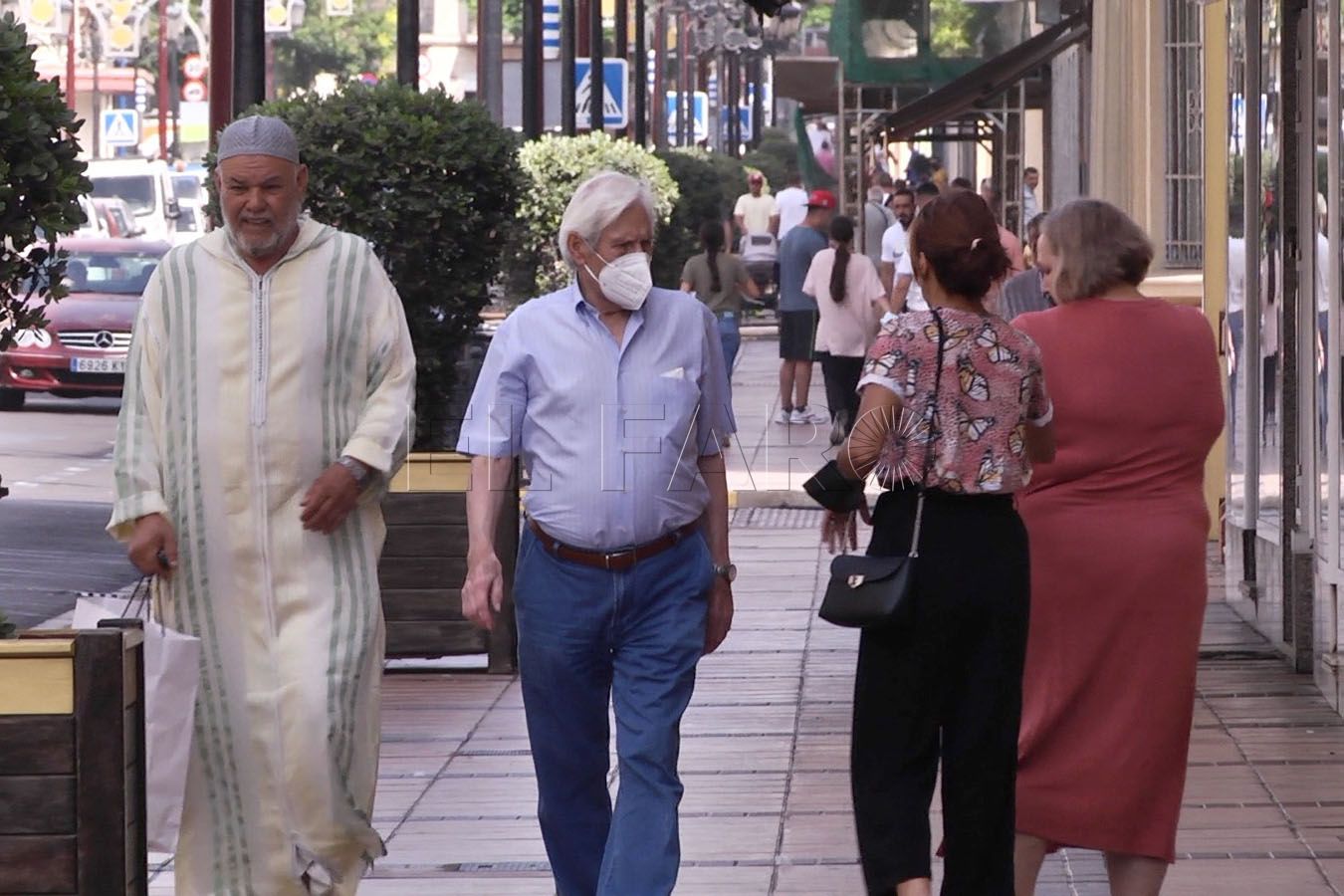 gente paseando Estiman que en la tercera semana de agosto estén disponibles los bonos de turismo