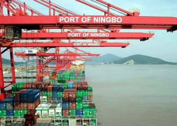 El puerto de Ningbo-Zhoushan, situado a 250 kilómetros al sur de Shanghai, es uno de los principales puertos chinos de carga.