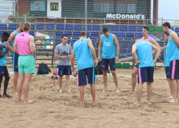 19D 1 La lluvia, protagonista en la sesión matinal en la playa de San Lorenzo