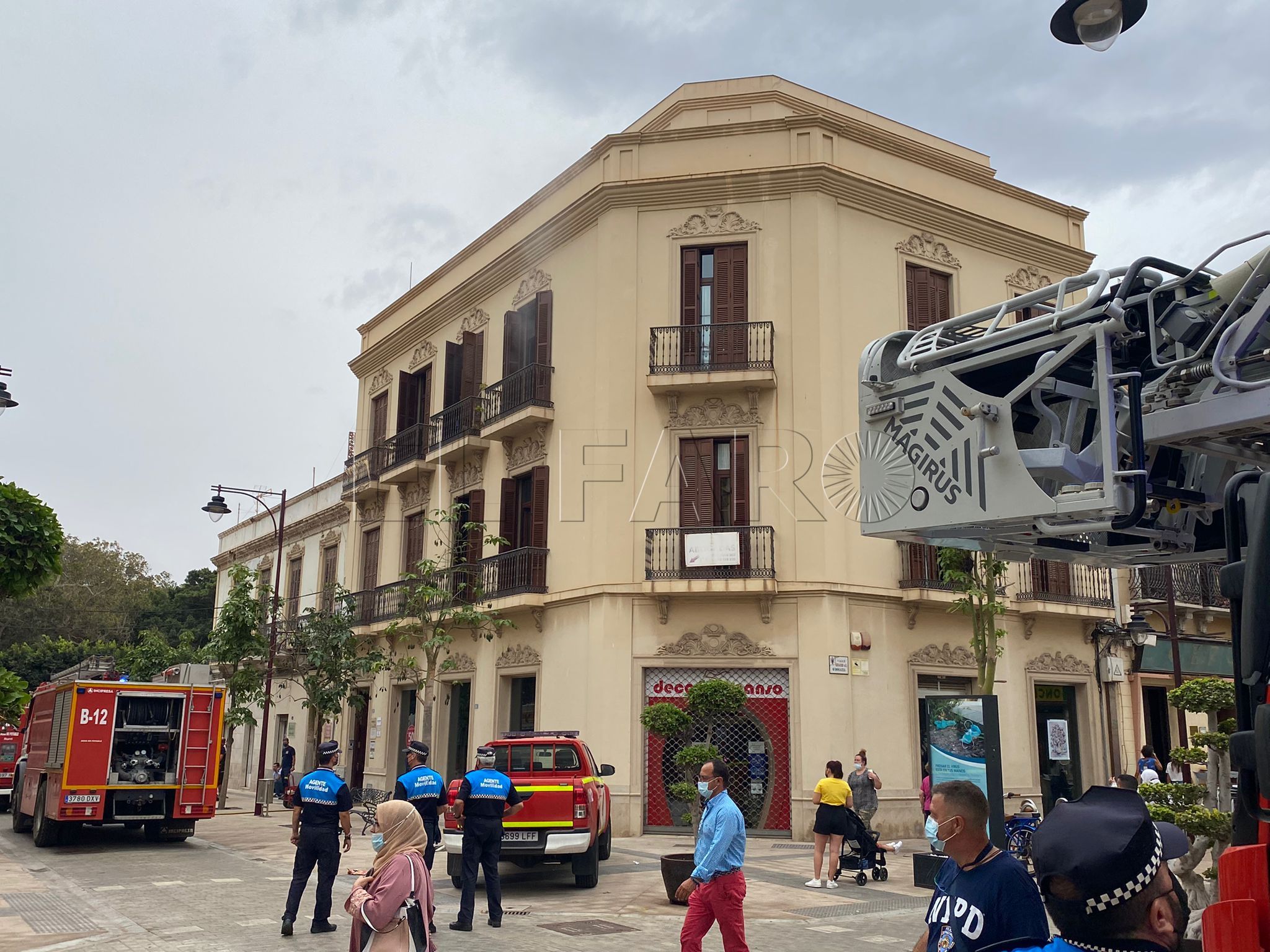 92949dd2 6886 431c 9f7a 6ebf7b25336d 1 Un policía nacional fuera de servicio salva a una mujer de 81 de un incendio en Melilla