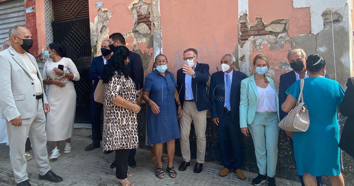 Foto Carmona Melilla honra a una empresaria gitana con una placa en una pared rota