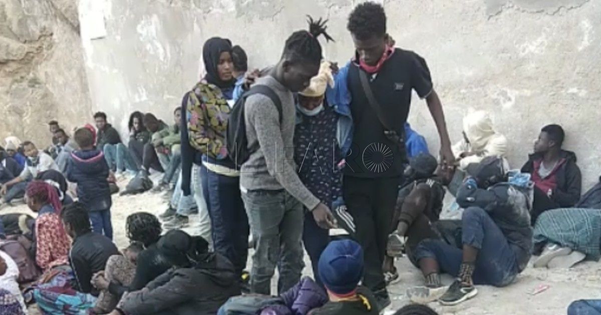 Migrantes Los migrantes devueltos a Marruecos llegaron a Vélez de la Gomera cruzando la valla que rodea el peñón