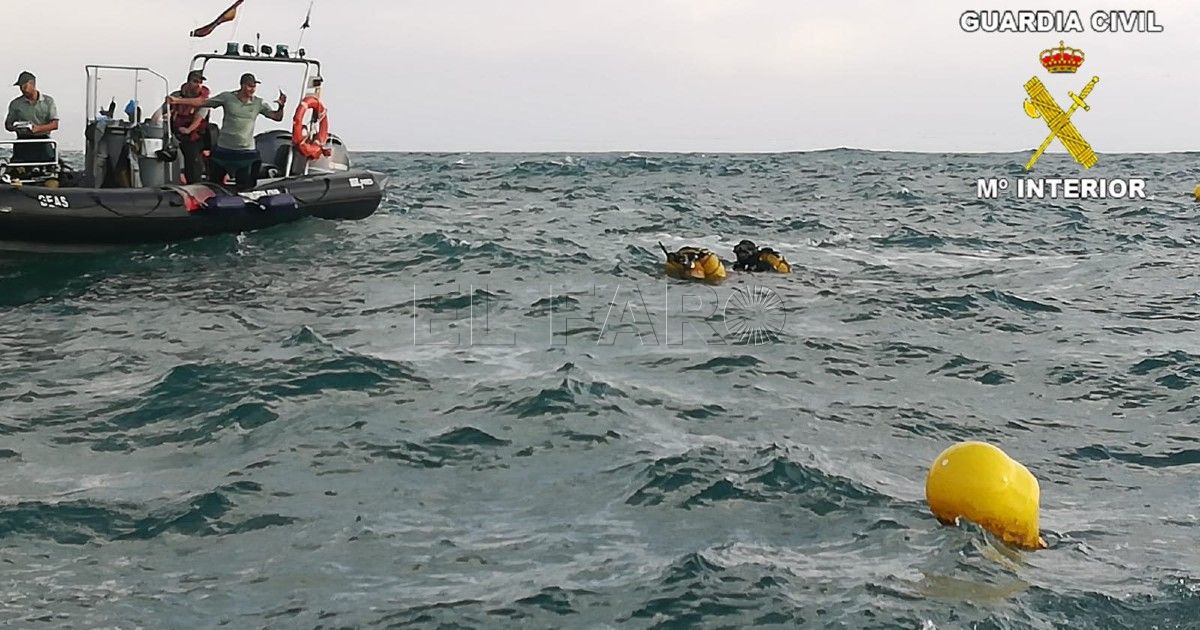Rescate portada Hallan un cadáver flotando en el puerto de Melilla