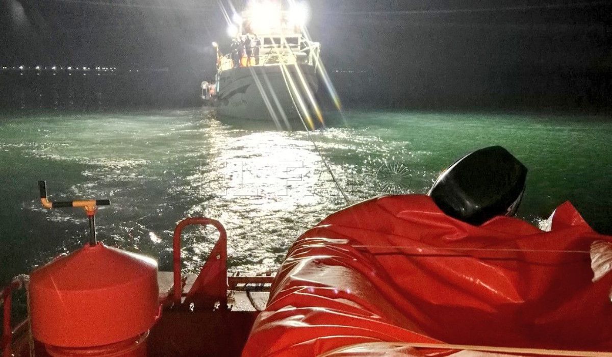 Salvamento portada Rescatada una patera en el Mar de Alborán con 11 niños a bordo