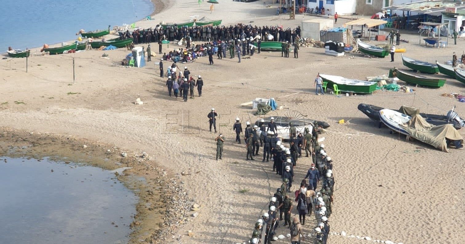 Velez portada Una migrante avisa a su familia del desalojo del peñón de Vélez de la Gomera