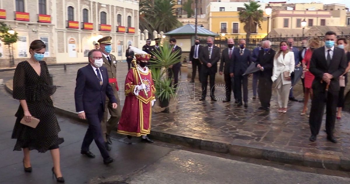 acto El Gobierno de Melilla achaca a un error de protocolo el veto inicial a los diputados en la ofrenda a Estopiñán