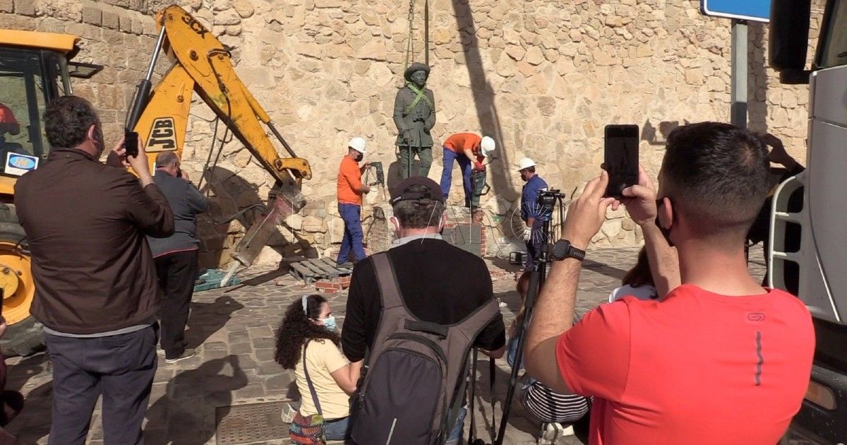 Melilla no suelta los papeles de la retirada de la estatua de Franco que le pide Transparencia