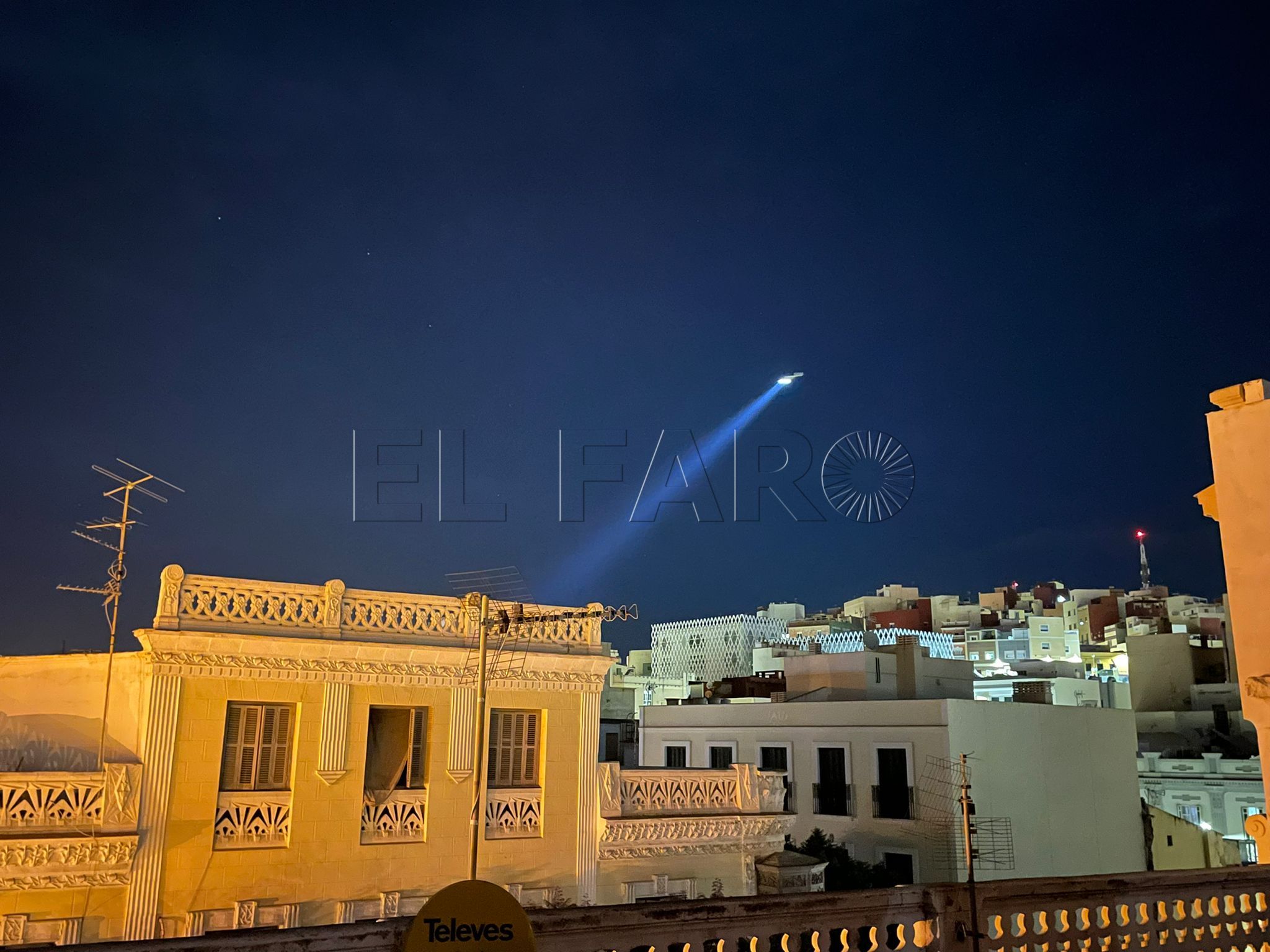El helicóptero de Guardia Civil patrulla de noche el perímetro.