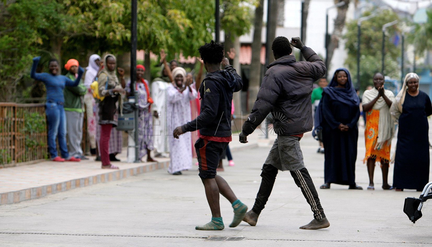 GRAF9240. MELILLA, 12/05/2019.- Dos de los 52 inmigrantes que han accedido hoy a Melilla, en un salto a la valla fronteriza protagonizado por un centenar de subsaharianos, en el que se han registrado cinco heridos, cuatro de ellos agentes de la Guardia Civil, y uno de los inmigrantes ha sido detenido. EFE/F:G. Guerrero