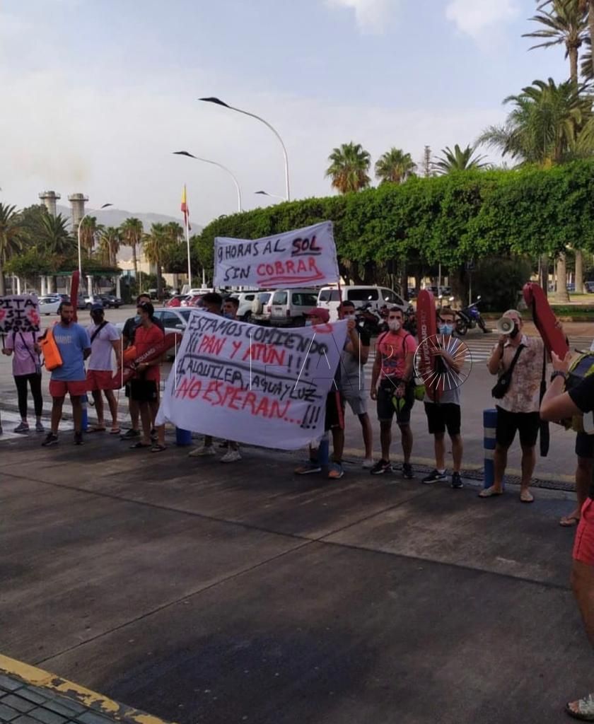 socorristas Los socorristas de Melilla vuelven a protestar: "Nueve horas al sol sin cobrar"