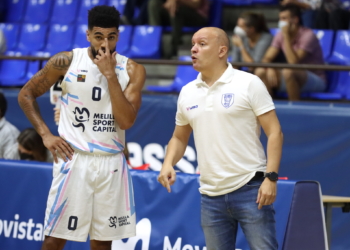 El técnico del Melilla Sport Capital Baloncesto, Arturo Álvarez, comparecía en la matinal de ayer martes, de cara al partido que el equipo disputa esta tarde ante Movistar Estudiantes. El asturiano destacaba el potencial del rival y explicaba como llega el equipo tras haber jugado hacer apenas cuarenta y ocho horas en Palma.
El entrenador asturiano comenzó hablando del rival de turno, Movistar Estudiantes, indicando que “se puede definir como un equipo de ACB que por circunstancias juega en LEB Oro. Cuentan con una base veterana con mucho talento como Jackson, Dee, Faggiano, Beirán o el propio Nacho Martín. A ellos se une una juventud con grandes jugadores, todos internacionales. Son un equipo muy completo”.
Sobre las sensaciones con las que el equipo llega a este segundo partido de competición liguera, en el que se tendrá que enfrentar a uno de los ‘cocos’, el entrenador del Decano señalaba que “estamos satisfechos del partido del domingo. El plan de partido salió bastante bien. Aunque en la segunda parte ellos salieron mucho más intensos, creo que el partido siempre lo tuvimos ahí. Quizás en esos minutos finales nos faltó un partido amistoso más para transmitirnos confianza. Se notó todavía que Barro lleva poco todavía, que Amo estuvo parado por la lesión”.
En cuanto al poco tiempo que han tenido para preparar este complicado duelo frente a los madrileños, aseguraba que “llevamos ya una semana preparando el partido y ya ayer en el avión de vuelta tenía el scouting. Con los jugadores solo vamos a tener el día de hoy de preparación y en el vamos a intentar trabajar para, sobre todo, poder bajar sus porcentajes”.
Por otro lado, y centrándose más en el estado de su plantilla, Arturo Álvarez comentó que “llegamos sin contratiempos. La espalda de Gorgermans cada vez está mejor. No tuvimos problemas durante el choque, pero sí que tenemos un cansancio mayor, especialmente por parte de Llorca y Barro. Al final llevan casi dos años sin jugar y se nota. En líneas generales llegamos al completo, a excepción de Mukama”.
Por último y en relación con la sinergia que puede existir con la afición azulina, el técnico recalcó que “he recibido muchos mensajes de ánimo y espero que la afición responda. Pienso que es una temporada nueva, con muchas caras nuevas, es el Estudiantes y estoy seguro que la gente va a responder”, concluyó.