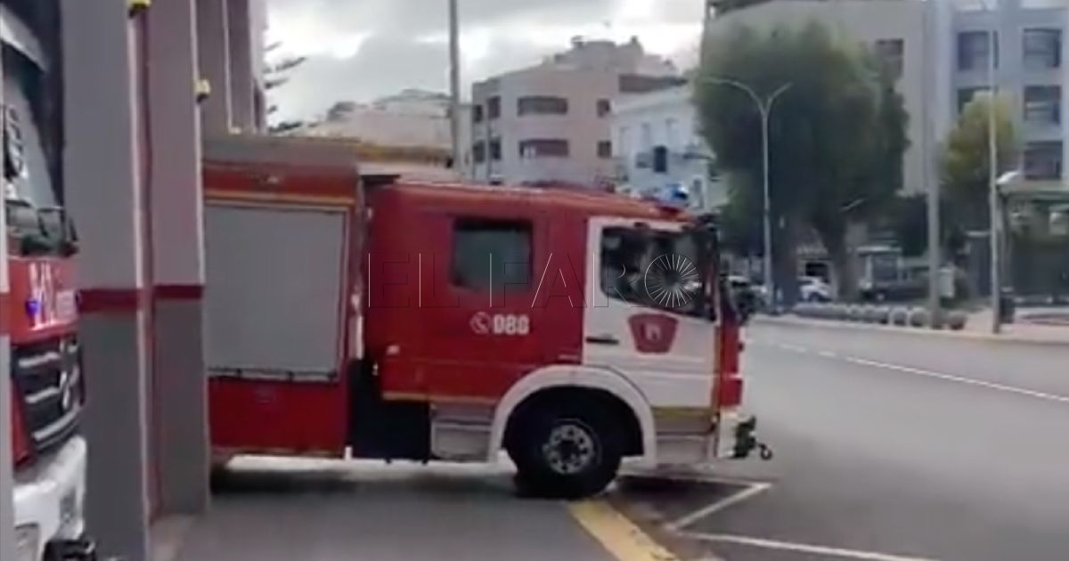 Bomberos portada Bomberos de Melilla apagan un coche ardiendo frente a McDonald's